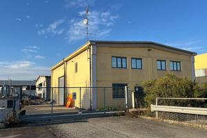 Immobile di 384 m² con 1 locale a Vercelli