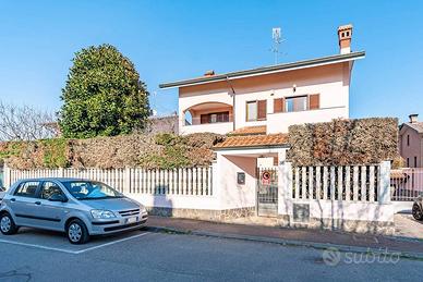 Villa di 256 m² con 5 locali e box auto doppio a P