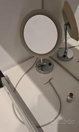 Specchio ingranditore da trucco illuminato 