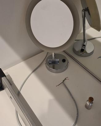 Specchio ingranditore da trucco illuminato 
