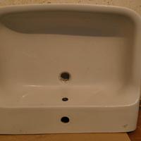 Lavandino con colonna e sifone