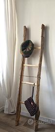 Scala decorativa rustica in legno 