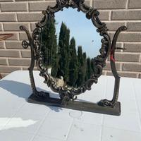 Specchio antico di bronzo bello e particolare