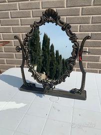 Specchio antico di bronzo bello e particolare