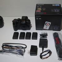 Fotocamera Panasonic Lumix  GH5S con accessori