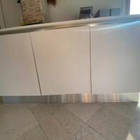 Mobile credenza in legno bianco con congelatore