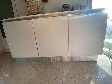 Mobile credenza in legno bianco con congelatore