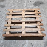 pedane in legno dotate di rotelle