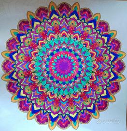 Mandala colorato a mano 