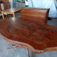 Tavolo e sedie in legno massiccio