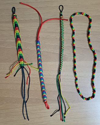 Collana di perline e 3 braccialetti dell'amicizia