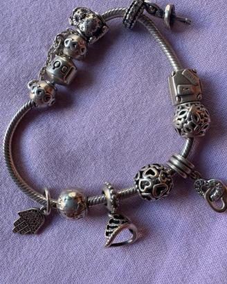 Pandora con charm