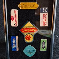 Cornice con etichette orologi vintage