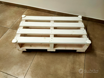 Tavolino in legno arredamento soggiorno