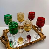 Vassoio con 6 bicchieri di vino