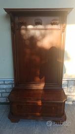 Cassapanca con appendiabiti.