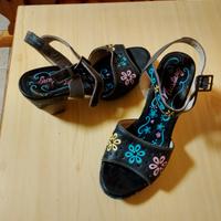 sandalo antracite con fiori colorati