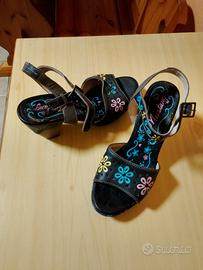 sandalo antracite con fiori colorati