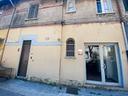 locale-commerciale-ad-una-luce-di-mq-69-via-la
