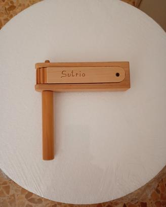 raganella in legno con incisione Sutrio 