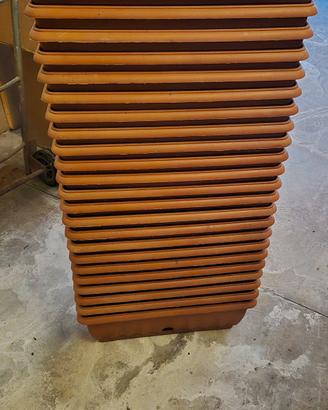 25 FIORIERE CON SOTTOVASO INTEGRATO