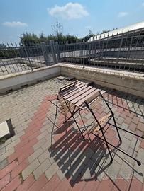 Tavolino pieghevole da esterno con 2 sedie – stile