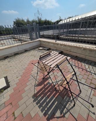 Tavolino pieghevole da esterno con 2 sedie – stile