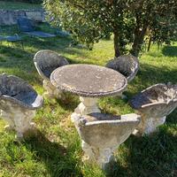 Tavolo e sedie in cemento