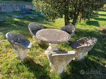 Tavolo e sedie in cemento