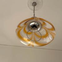 Lampadario vintage in vetro decorato con rosone