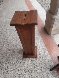 Colonna in legno vecchio porta monete