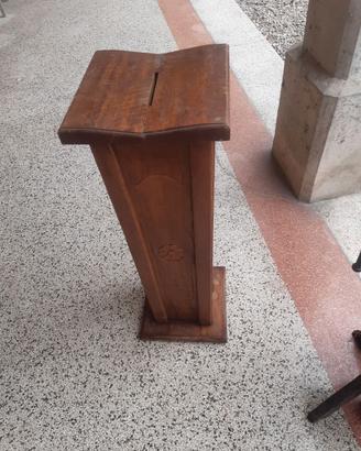 Colonna in legno vecchio porta monete