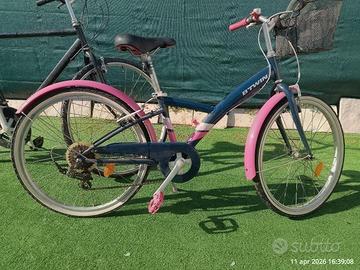 due biciclette ragazza e uomo