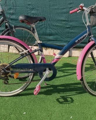 due biciclette ragazza e uomo