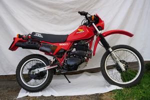 Moto Honda XLR 500 rossa