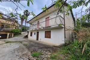 Casa autonoma con ampia corte