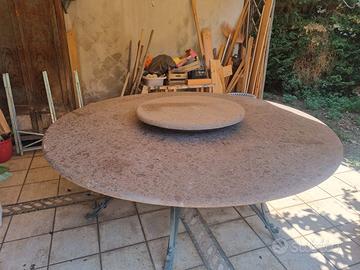 Tavolo in marmo pregiato e ferro battuto