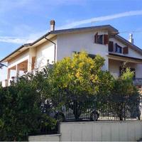 CASA SINGOLA di Mq. 560, GIARDINO E DOPPIO APPARTA