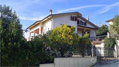 CASA SINGOLA di Mq. 560, GIARDINO E DOPPIO APPARTA