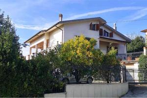 CASA SINGOLA di Mq. 560, GIARDINO E DOPPIO APPARTA