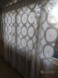 Tenda fatta e ricamata a mano 