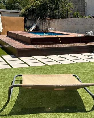 Piscina con rivestimento in legno