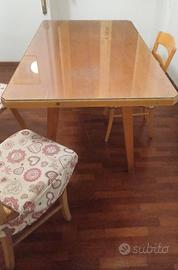 Tavolo con sedie