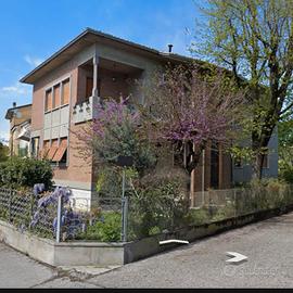 Bifamiliare con giardino, garage e cantina