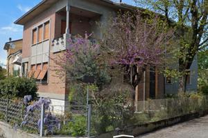 Bifamiliare con giardino, garage e cantina