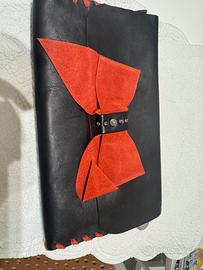 pochette pelle nera bordi in camoscio rosso ed int
