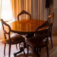 tavolo noce rotondo con sedie 