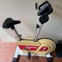 Cyclette con ruote facilmente trasportabile.