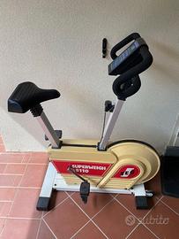 Cyclette con ruote facilmente trasportabile.