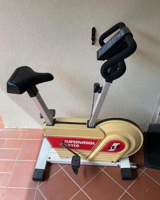 Cyclette con ruote facilmente trasportabile.